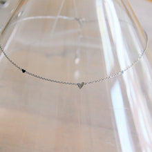 Afbeelding in Gallery-weergave laden, Edelstalen fijne ketting met 3 mini hartjes - zilver
