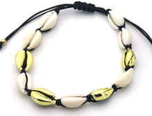Afbeelding in Gallery-weergave laden, Enkelbandje met beige en goudkleurige schelpen