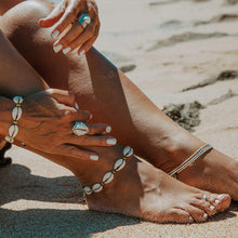 Afbeelding in Gallery-weergave laden, Enkelbandje met beige schelpen en goudkleurige kralen