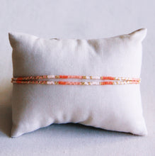 Afbeelding in Gallery-weergave laden, Fijn enkelbandje met kralen salmon nude