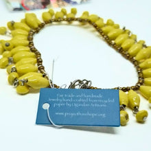 Afbeelding in Gallery-weergave laden, Enkelbandje Oeganda met bedels Paars of Geel