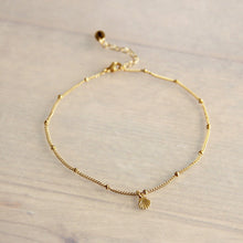 Afbeelding in Gallery-weergave laden, fijn gouden enkelbandje met kleine balletjes en een klein schelpje. Fine jewelry fijne sieraden
