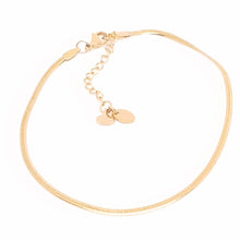 Afbeelding in Gallery-weergave laden, Het gouden enkelbandje is gemaakt van een platte slangenketting en is verstelbaar door middel van een verlengketting. Mix en match deze leuke enkelbanden met de kralenvarianten. Dit goudkleurig 'stainless steel' enkelbandje is een van het Nederlandse merk Bazou, handgemaakt en erg stevig.