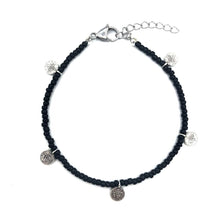 Afbeelding in Gallery-weergave laden, Stoer enkelbandje kopen? Dan is dit enkelbandje zwarte kralen met zilveren muntjes misschien iets voor jou?. Gemakkelijk verstelbaar met verlengkettinkje.