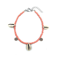 Afbeelding in Gallery-weergave laden, Dit enkelbandje van het Nederlandse merk Boho Beach is handgemaakt in Nederland. Wat een vrolijk bandje met koraalrode kralen en zilverkleurige muntjes. Dit enkelbandje kan zowel door volwassenen als door kinderen worden gedragen, het is gemakkelijk verstelbaar door middel van het verlengkettinkje