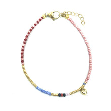 Afbeelding in Gallery-weergave laden, Enkelbandje boho style Met roze en blauwe kralen en gouden accenten ook een gouden hartje. gemakkelijk verstelbaar door middel van een verlengkettinkje