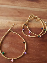 Afbeelding in Gallery-weergave laden, Gouden enkelbandje met 5 multicolour dots, pareltjes. Gemakkelijk in lengte verstelbaar door middel van het verlangkettinkje