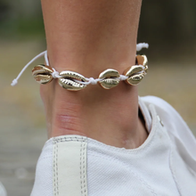 Afbeelding in Gallery-weergave laden, Wit Enkelbandje met lichte goudkleurige schelpen