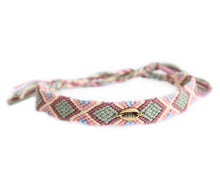 Afbeelding in Gallery-weergave laden, geknoopt katoenen enkelbandje in meerdere kleuren. vrolijk ibiza style enkelbandje. Zelf te knopen dus ook geschikt voor kinderen