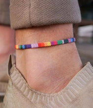 Afbeelding in Gallery-weergave laden, Dit kleurrijk enkelbandje is geweven in regenboogkleuren. Verstelbaar door middel van de schuifknoop