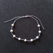 Afbeelding in Gallery-weergave laden, enkelbandje met paarse miyuki kralen en zoetwaterparels