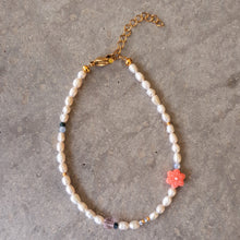 Afbeelding in Gallery-weergave laden, Enkelbandje met witte parels en een gouden rvs slotje met een roze bloem