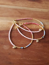 Afbeelding in Gallery-weergave laden, Enkelbandje boho style Met roze en blauwe kralen en gouden accenten ook een gouden hartje. gemakkelijk verstelbaar door middel van een verlengkettinkje