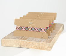 Afbeelding in Gallery-weergave laden, geknoopt katoenen enkelbandje in meerdere kleuren. vrolijk ibiza style enkelbandje. Zelf te knopen dus ook geschikt voor kinderen