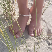 Afbeelding in Gallery-weergave laden, fijn enkelbandje met witte miyuki kralen en zoetwaterpareltjes