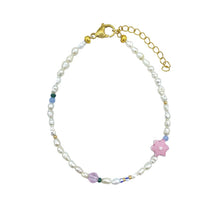 Afbeelding in Gallery-weergave laden, Enkelbandje met witte parels en een gouden rvs slotje et een roze bloem