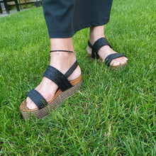 Afbeelding in Gallery-weergave laden, Stoer enkelbandje kopen? Dan is dit enkelbandje zwarte kralen met zilveren muntjes misschien iets voor jou?. Gemakkelijk verstelbaar met verlengkettinkje.