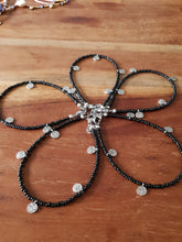 Afbeelding in Gallery-weergave laden, Stoer enkelbandje kopen? Dan is dit enkelbandje zwarte kralen met zilveren muntjes misschien iets voor jou?. Gemakkelijk verstelbaar met verlengkettinkje.