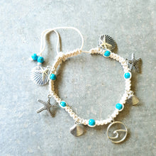 Afbeelding in Gallery-weergave laden, Wil je een geknoopt enkelbandje kopen? Wat dacht je van dit ecru bandje met leuke bedels eraan? Heerlijk zomers!