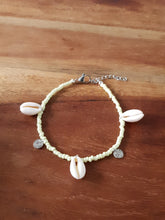 Afbeelding in Gallery-weergave laden, Dit enkelbandje van het Nederlandse merk Boho Beach is handgemaakt in Nederland. Wat een vrolijk bandje met mintkleurige kralen en zilverkleurige muntjes van roestvrij staal