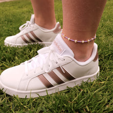 Afbeelding in Gallery-weergave laden, enkelbandje met miyuki kralen een zoetwaterparels in de kleur lila. Leuk enkelbandje voor meisjes maar ook voor volwassenen