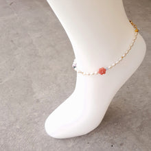 Afbeelding in Gallery-weergave laden, Enkelbandje met witte parels en een gouden rvs slotje met een roze bloem