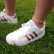 Afbeelding in Gallery-weergave laden, enkelbandje met miyuki kralen een zoetwaterparels in de kleur light peach. Leuk enkelbandje voor meisjes maar ook voor volwassenen