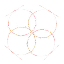 Afbeelding in Gallery-weergave laden, enkelbandje met miyuki kralen een zoetwaterparels in de kleur light peach. Leuk enkelbandje voor meisjes maar ook voor volwassenen