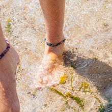 Afbeelding in Gallery-weergave laden, Enkelbandje geknoopt Groen | Oranje | Zwart geschikt voor in het water