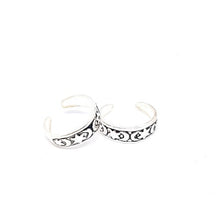 Afbeelding in Gallery-weergave laden, teenring zilver met maan en sterren motief. Open achterkant past vrijwel rond iedere teen