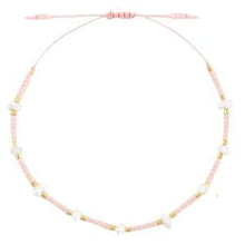 Afbeelding in Gallery-weergave laden, enkelbandje met miyuki kralen een zoetwaterparels in de kleur light peach. Leuk enkelbandje voor meisjes maar ook voor volwassenen