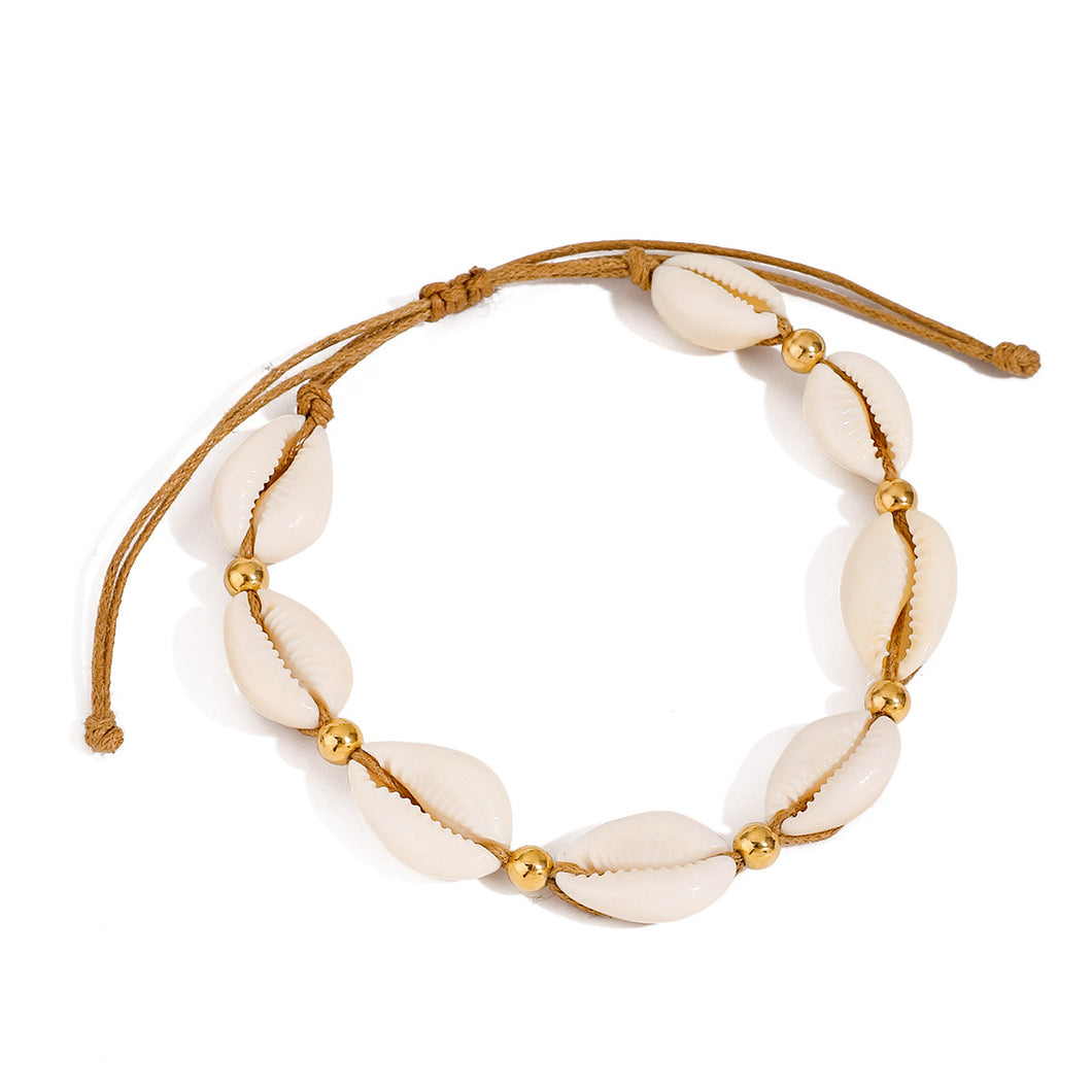 Enkelbandje met beige schelpen en goudkleurige kralen