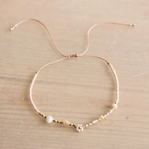 enkelbandje nude gold met kralen en parel
