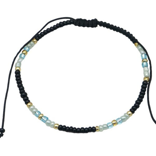 enkelbandje met zwarte en blauwe kralen en een schuifknoop