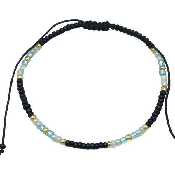 enkelbandje met zwarte en blauwe kralen en een schuifknoop