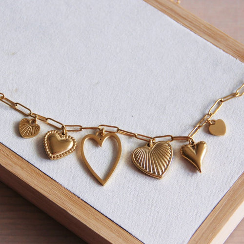 Deze gouden d-schakelketting heeft 6 verschillende hartjes bedels. Voor de echte gouden harten liefhebber.<br>