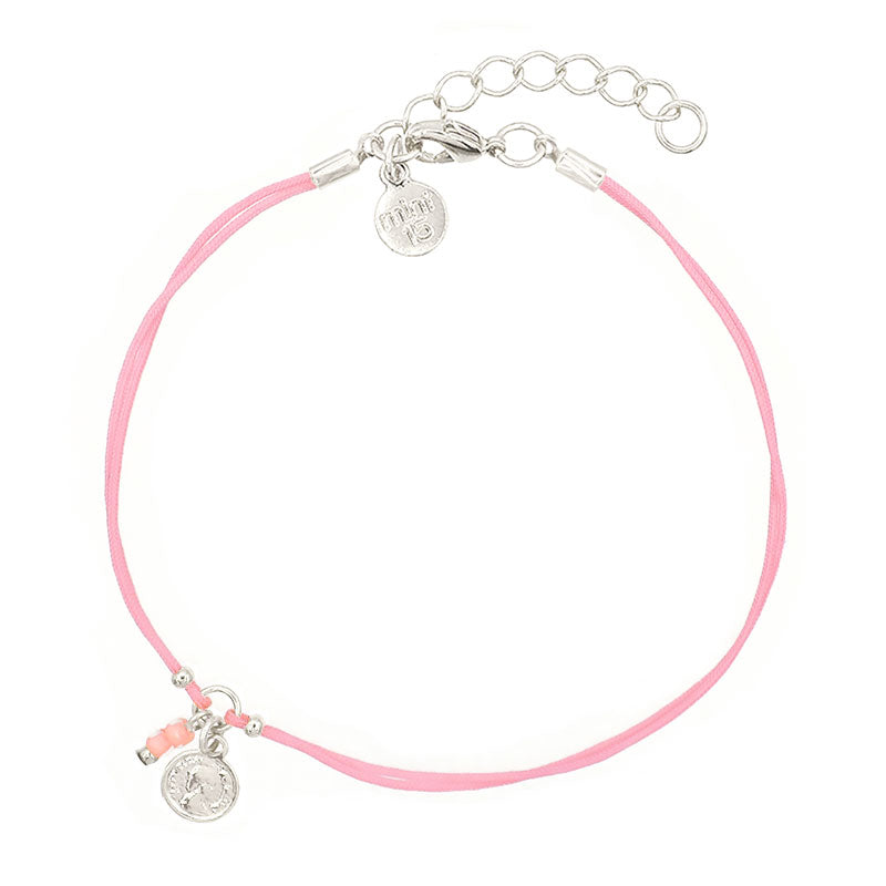 Wil jij een fijn en vrouwelijk enkelbandje kopen? Dan is dit misschien iets voor jou. Het bandje is gemaakt van twee roze koorden en een klein zilveren muntje. Het slotje is ook van zilver (roestvrijstaal). Dit enkelbandje past uitstekend bij je zomerse outfit!  Deze anklet is van het Nederlandse merk mint15, met veel liefde en zorg handgemaakt. Dit enkelbandje kan zowel door volwassen als door kinderen worden