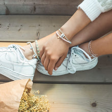 Afbeelding in Gallery-weergave laden, Dit enkelbandje van het Nederlandse merk Boho Beach is handgemaakt in Nederland. Wat een vrolijk bandje met mintkleurige kralen en zilverkleurige muntjes van roestvrij staal
