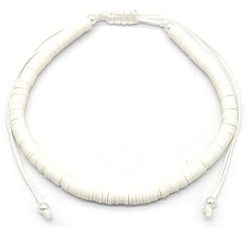 Op zoek naar een wit enkelbandje zonder poespas? Dan is dit misschien wel het enkelbandje dat je zoekt. Gemaakt van witte katsuki kralen. Dat zijn platte kralen, kleine schijfjes, gemaakt van klei. Dit enkelbandje is ook n het zwart en in vrolijke kleuren beschikbaar. Dit enkelbandje kan zowel door volwassenen als door kinderen worden gedragen, het is gemakkelijk verstelbaar door middel van het de schuifknoop.