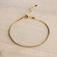 Afbeelding in Gallery-weergave laden, Het gouden enkelbandje is gemaakt van een platte slangenketting en is verstelbaar door middel van een verlengketting. Mix en match deze leuke enkelbanden met de kralenvarianten. Dit goudkleurig &#39;stainless steel&#39; enkelbandje is een van het Nederlandse merk Bazou, handgemaakt en erg stevig.
