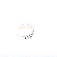 Afbeelding in Gallery-weergave laden, teenring zilver met maan en sterren motief. Open achterkant past vrijwel rond iedere teen
